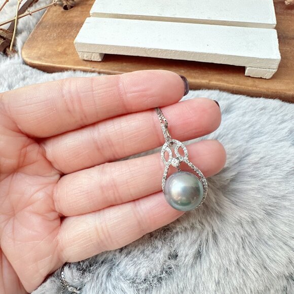 Grey Pearl Pendant on Silver Chain Necklace - Picture 5 of 6
